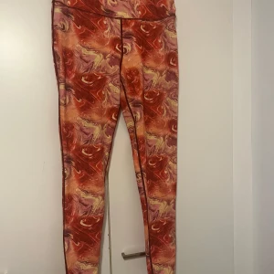 Leggingsit XL - Kirjavat leggingsit. Koko XL. Vyötärön leveys n 38-48cm, haara-lahje n 74cm. Eläintalous MMM, lisätietoja saa kysymällä  Katsothan myös muut ilmoitukseni Tarjoa 