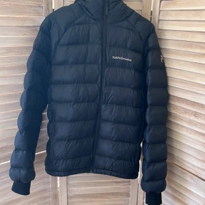 Peak performance jacka - En varm och snygg vinterjacka med luva som är i bra skick. Pris kan diskuteras. Hör av vid frågor🤗