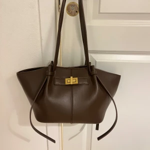 Brun handväska  - Säljer denna jättefina handväska från Gina! Inga tecken på användning och i så fint skick🩷