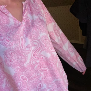 Mönstrad blus  - Superfin 