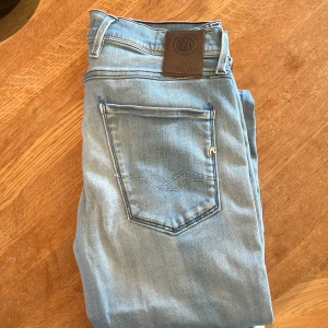 Replay Anbass - Här har vi ett par riktigt fina Replay Anbass jeans som kostar 1695Kr nya Storlek W30 L34