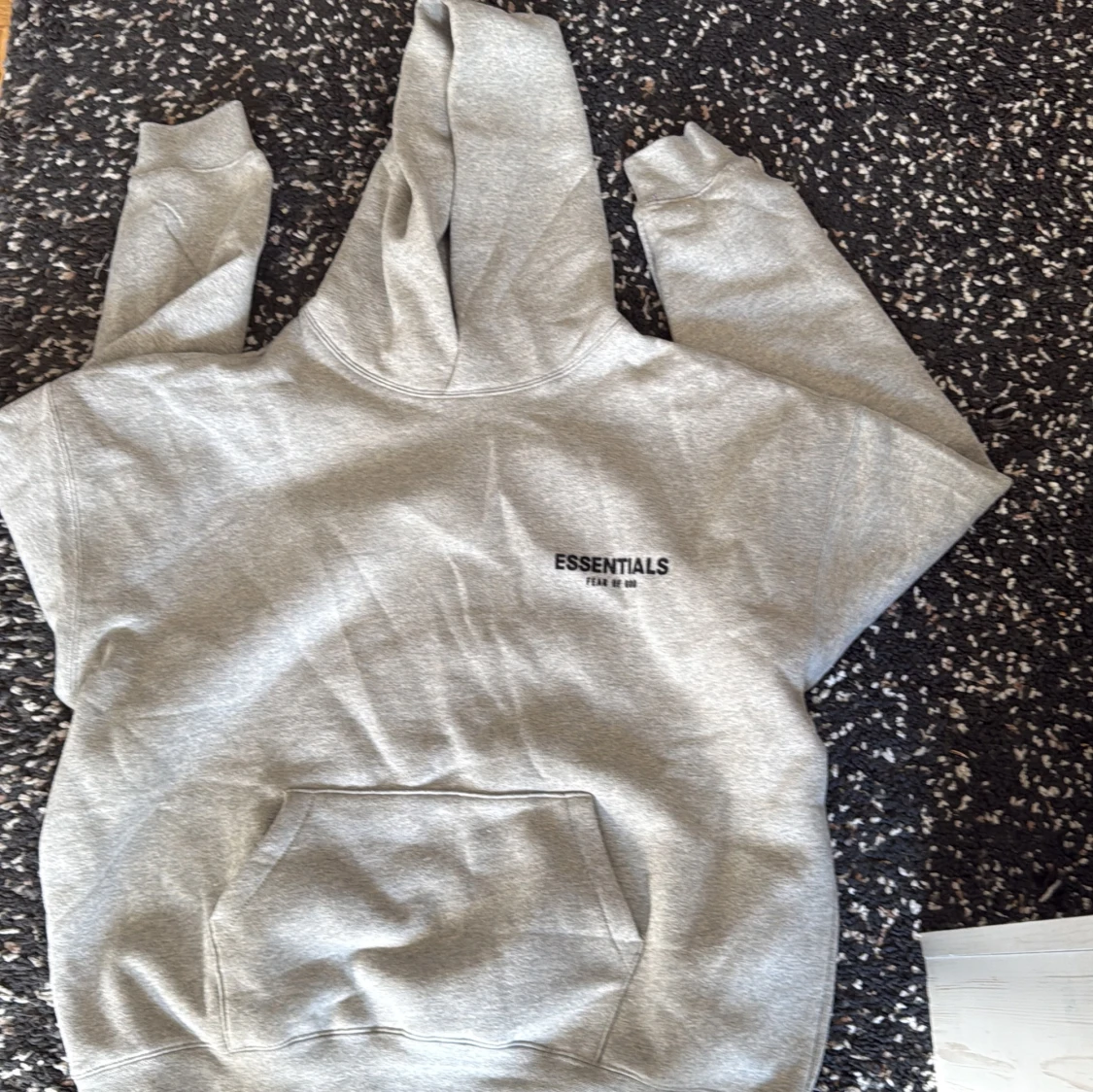 Grå Essentials Fear of God hoodie