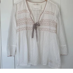 Vit Odd Molly blus - Supersöt vit blus från Odd Molly. Storlek 2, skulle säga typ en S/M. Skriv för frågor💕