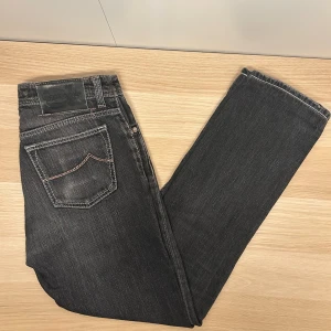 Jacob Cohën Jeans | W32 - Tvärfeta Jacob cohen jeans i snygg tvätt😁| Modell: 688 | W32 | Defekter: Nej | Midja: 78 cm | Innerben: 78 cm | Ytterben: 102 cm | Måttavvikelser +-1 cm | Modellen är 175 cm och väger 70 kg | Vänligen kontrollera mått innan köp🤗 | Tveka inte att kontakta mig vid övriga frågor😁!