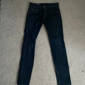 Replay Jeans - Modell: Anbas, jeansen har ett litet hål vi skrevet 