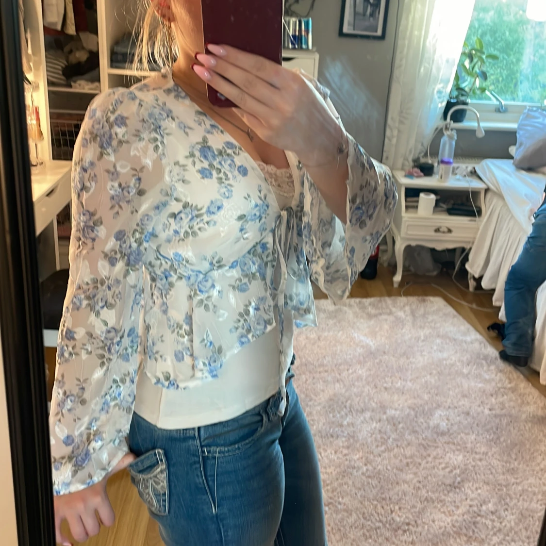 Blommig blus med knyt och volang - 1