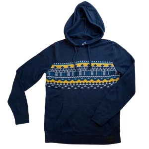 Hoolister hoodie - Mörkblå stickad hoodie från Hollister med huva och snörning. Tröjan har ett färgglatt geometriskt mönster i gult, vitt och blått. 