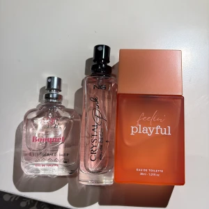 Tre fräscha parfymer för unga - Set med tre parfymer: AQC Bouquet, NG Crystal Pink och Feelin' Playful. Perfekt för dig som vill testa olika dofter. Feelin' Playful-flaskan innehåller 30 ml. Snygga flaskor som passar i väskan.