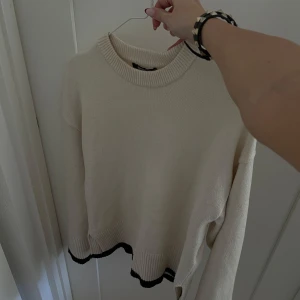 Stickad tröja - Super snygg stickad tröja ifrån Gina tricot i storlek S men passar även xs, superfint skick nästan oanvänd, skriv vid frågor!!
