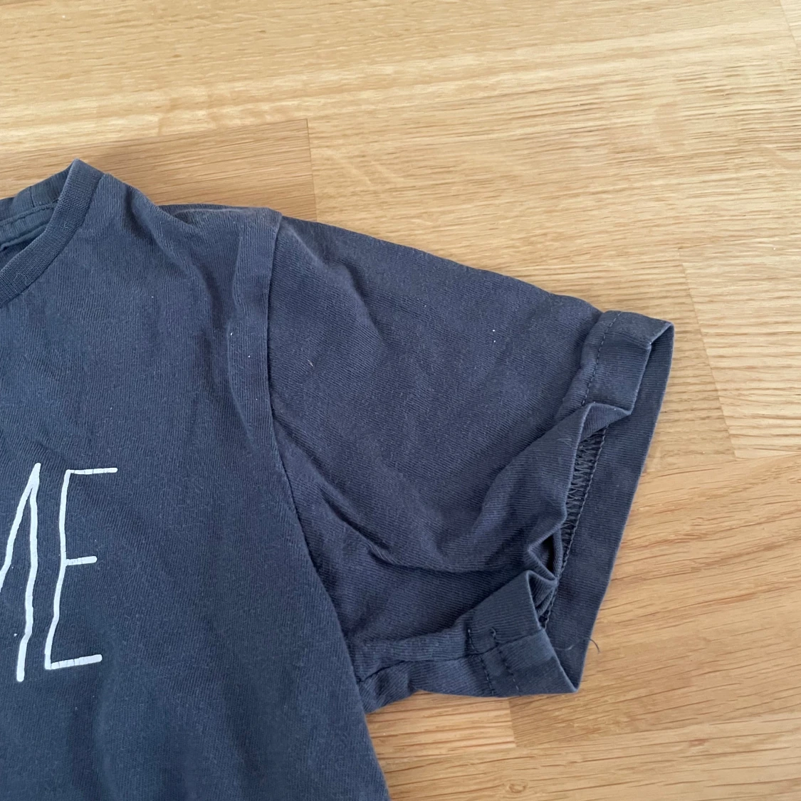 Mörkgrå t-shirt med tryck från Lindex - 2