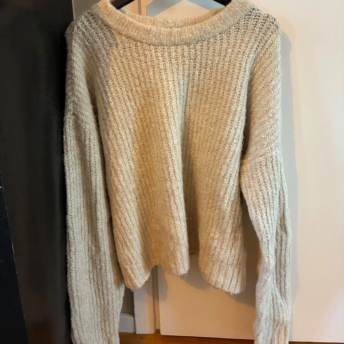 Beige stickad tröja med grov struktur