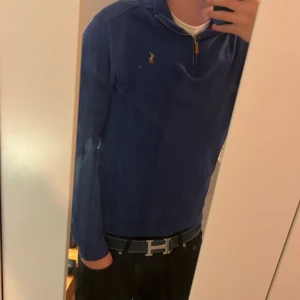 Ralph lauren quarterzip  - En lite tunnare quarterzip, slim fit. Man ser att den är använd men inget fel på den. Skriv om du har fler frågor!