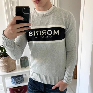 Morris tröja grå overshirt stickad  - Morris tröja grå overshirt stickad i storlek M. Inga större defekter, liten fläck på tröjan som ni ser. Modellen är 180,75 kg. 🫶
