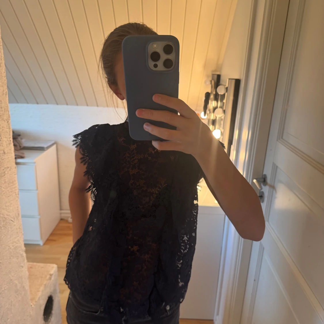 Mörkblå spetsblus med volang - 1