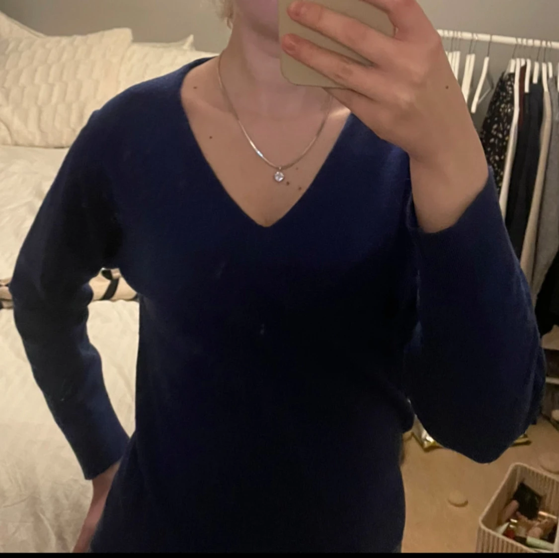 Mörkblå v-ringad tröja från COS - 1