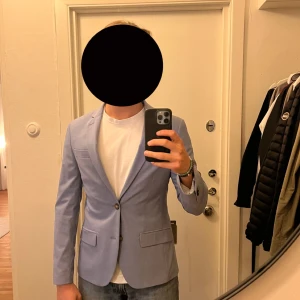 Kavaj från Dressman - Stilren ljusblå kavaj från Dressman. Nyskick! Nypris 1200kr