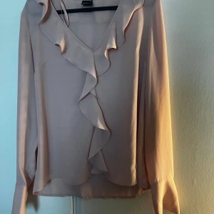 Rosa blus  - Jag säljer min gamelrosa fina blus. Den är inte överanvänd men inte oanvänd heller och säljer den för att färgen inte passar på mig. Färgen ger sig tyvärr inte rättvisa på bild utan den är mer rosa i verkligheten.