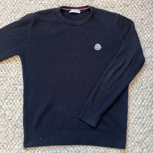 Svart Sweatshirt från Moncler🙌🤩 - Säljer en svart Sweatshirt från moncler som passar storlek S. En väldigt snygg sweatshirt som passar till mycket 🙌🤩✅