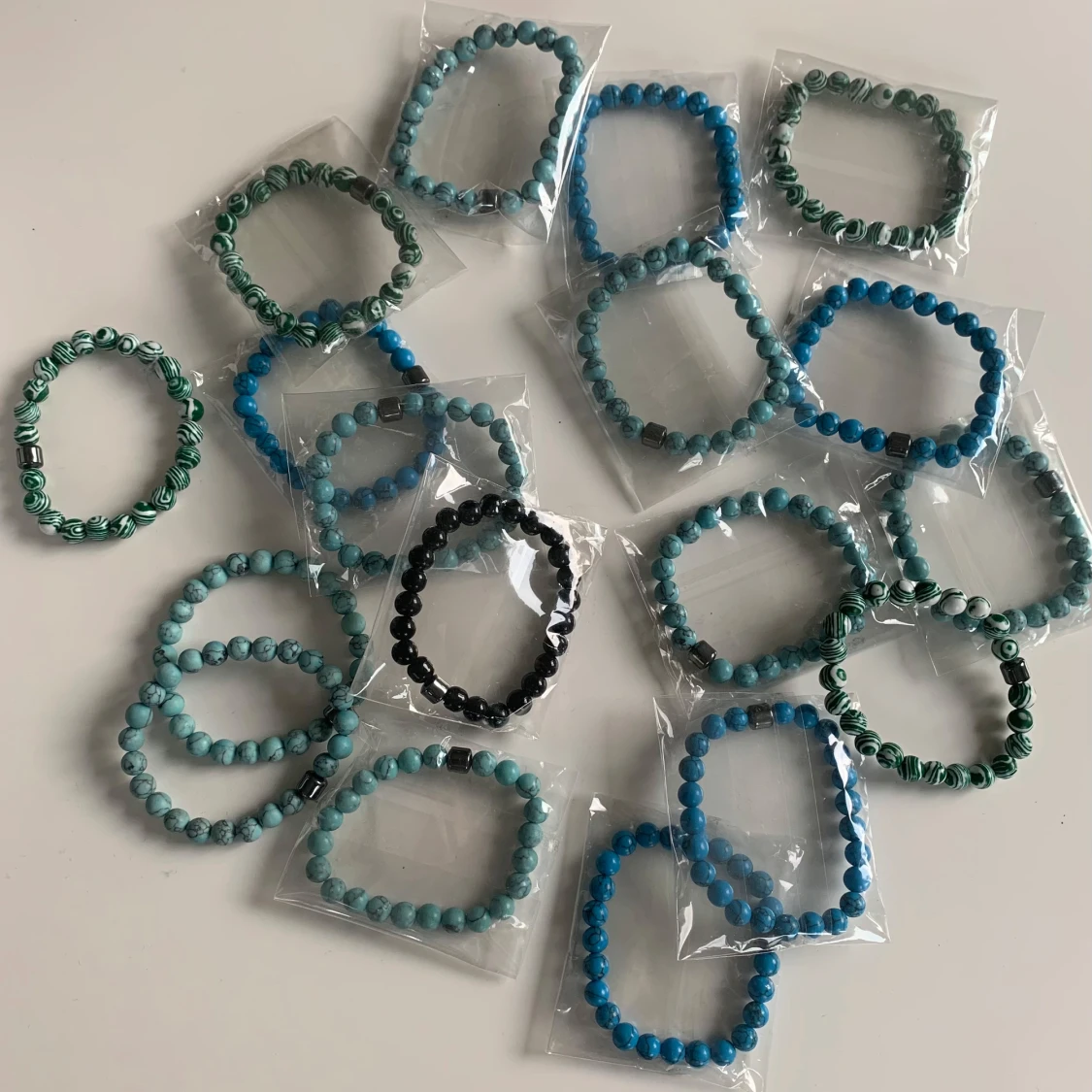 Färgglada pärlarmband i olika nyanser