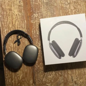 AirPods Max - Apple AirPods Max i snyggt skick, komplett med originalkartong och laddkabel. Over-ear design med aktiv brusreducering och hög ljudkvalitet. Perfekt för musik, film och samtal. Inga synliga repor eller skador på hörlurarna. Kvitto finns