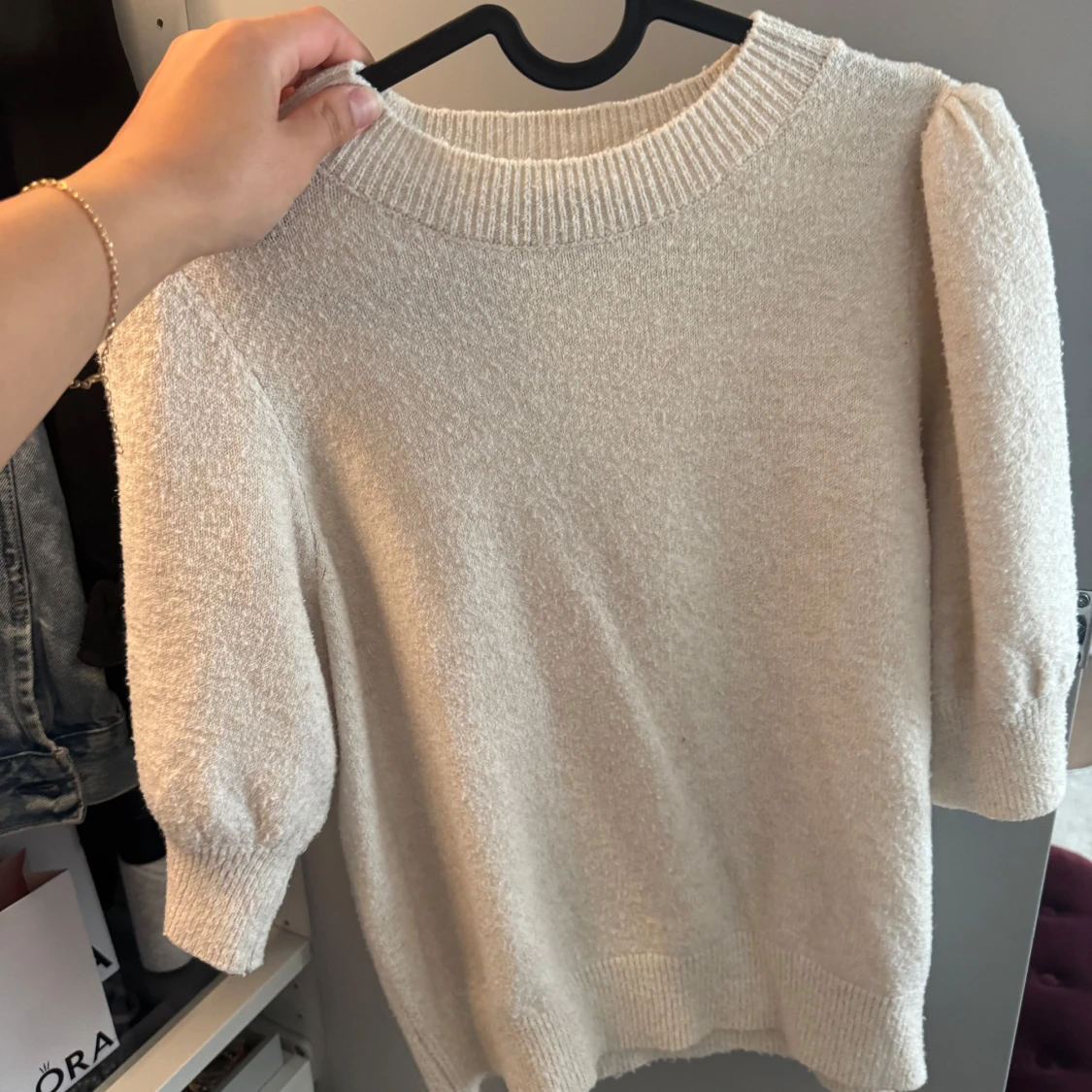 Beige stickad tröja med puffärm