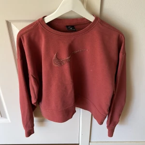 Rosa Nike sweatshirt Dri-Fit S - Säljer en snygg rosa sweatshirt från Nike med broderad swoosh på bröstet. Tröjan är lite bredare i modellen.