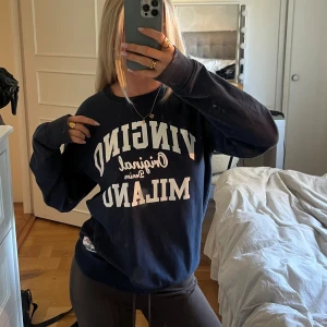 Mörkblå sweatshirt från Vingino - Mörkblå sweatshirt från Vingino. Super skön och snygg!😍sitter som en oversized S. Små fläckar från blekning på ena mudden, se sista bild