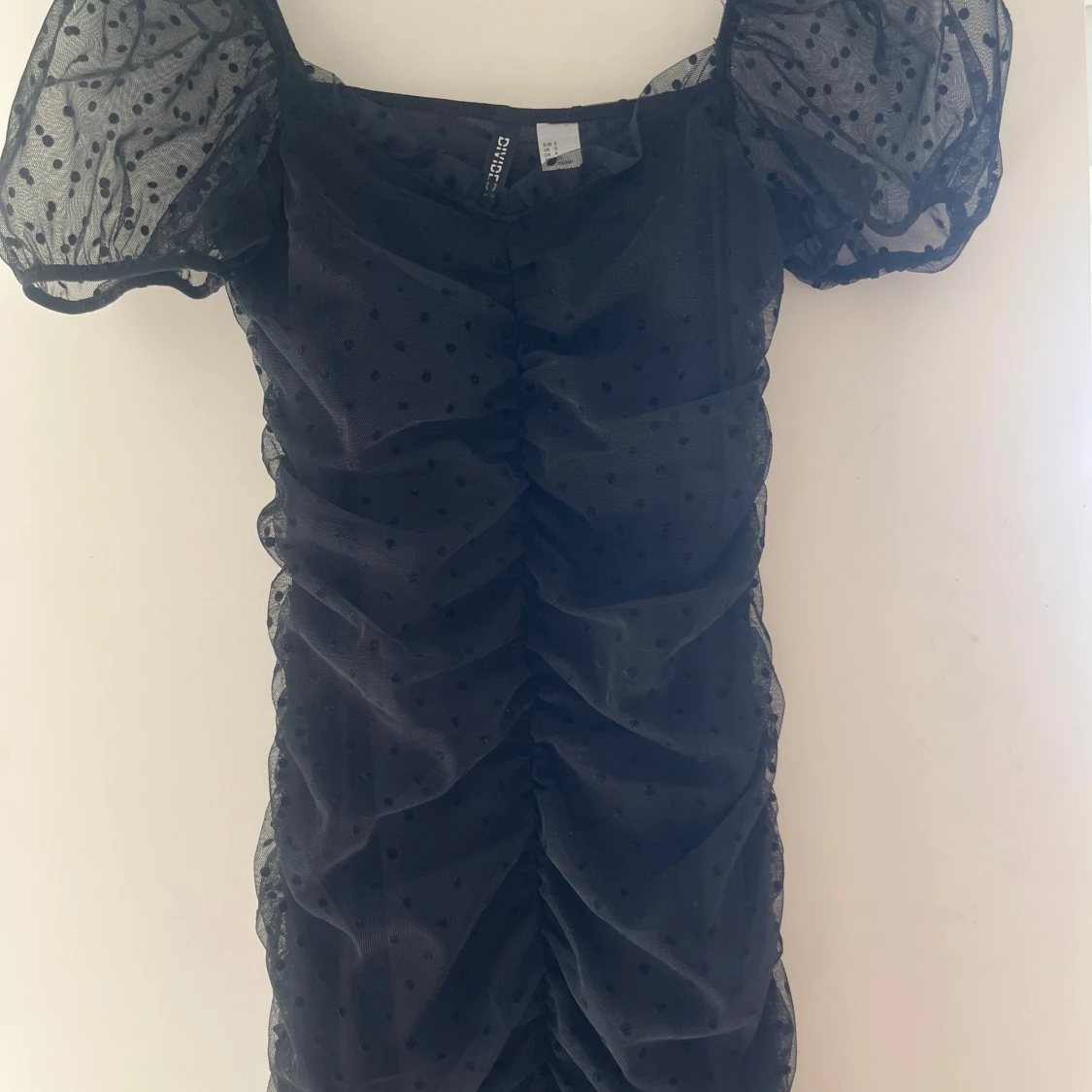 Svart prickig kortklänning Divided