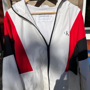 Calvin klein tunn jacka - Denna jacka köpte jag på Barkaby outlet för 1699kr. Har använt jackan oregelbundet under 3 års tid.