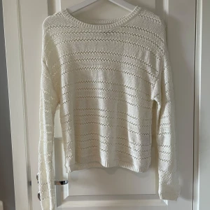 Tunn genomskinlig stickad tröja - Säljer denna fina stickade tröja med stora maskor som ger den en genomskinlig look. Perfekt att ha över ett linne på hösten eller över bikinin på sommaren!!!💛🩵🩷 