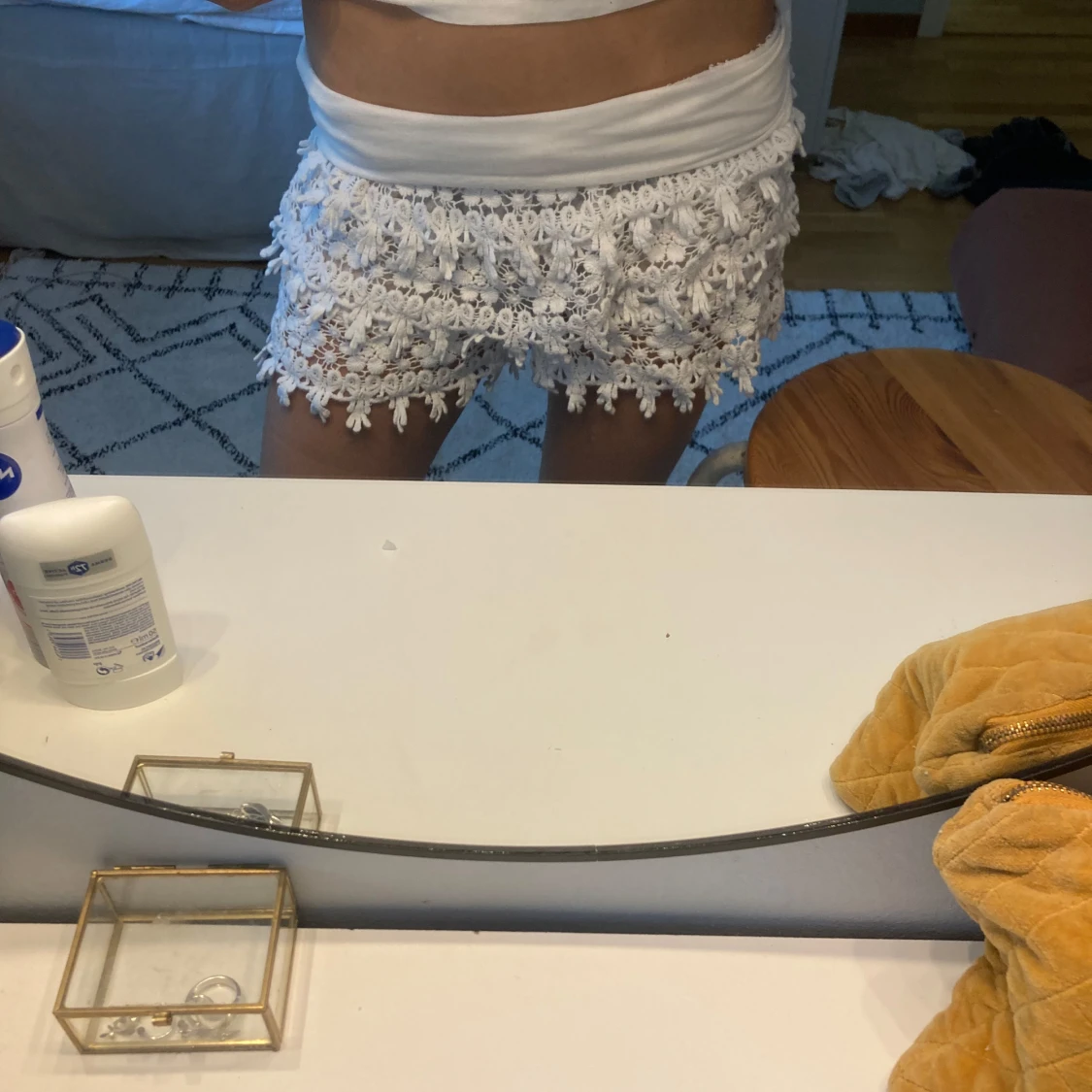 Vita virkade shorts med volang - 1