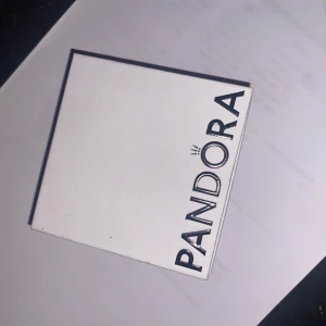 Pandora halsband med hjärta och evighetssymbol - Supersnyggt halsband från Pandora i guldton med ett hängsmycke format som ett hjärta och en evighetssymbol. Hängsmycket är dekorerat med små glittrande stenar som ger extra bling. Perfekt detalj för att lyfta din look. Original priset = 1 399