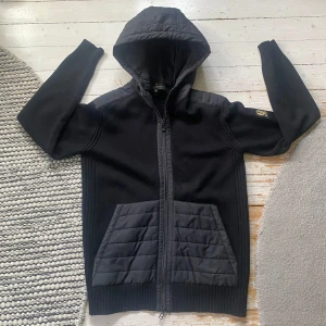 Bellstaf cardigan jacka - En sällsynt belstaff cardigan i storlek S. Nypris 4000. Bara att skriva vid funderingar. Jackan är i otroligt bra skick