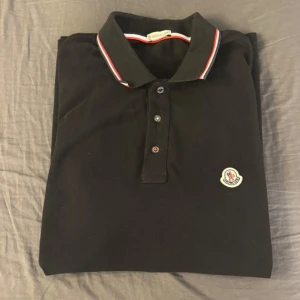 Moncler piké  - Säljer denna moncler piken i storlek S. Utmärkt skick inga defekter👌 skriv om ni har frågor!