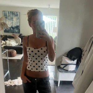 Prickig topp - Skit snygg prickig topp från Zara. Använd endast en gång🩵. 