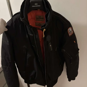 Parajumper jacka  - Äkta parajumper jacka väldigt fin och skön till vintern.   Du kan få med extra knappar och ett extra märke (Blå se bild) säljer jackan eftersom jag har köpt en canada goose, du får gärna komma och kolla på den om du vill frakt kan ordnas. Vid snabb affär kan Priset sänkas. Kvitto finns samt galje. 