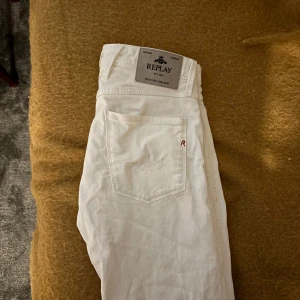  Replay Anbass jeans slim fit - Säljer ett par vita Replay Anbass jeans i slim fit-modell. Riktigt snygga och knappt använda. Har legat i min garderob ett tag därför skrynkliga men de fixas innan de skickas!!