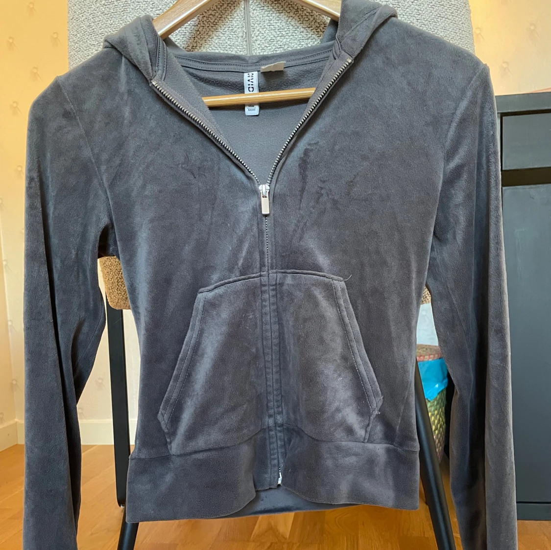 Mörkgrå zip-tröja 