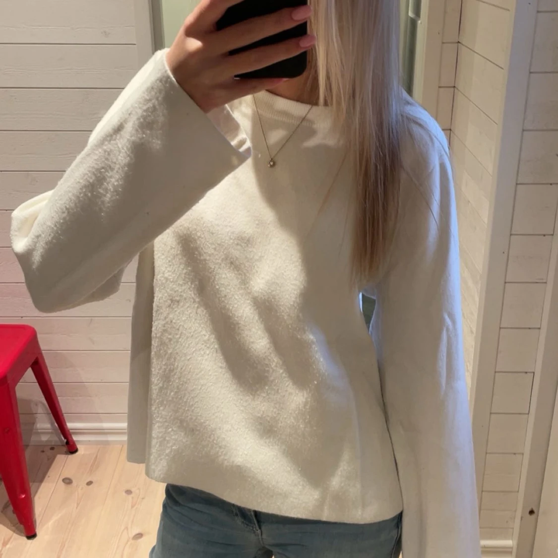 Vit långärmad tröja med vida ärmar