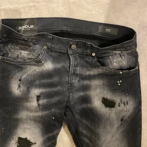 Dondup George jeans - Säljer ett par sprillans nya dondup modellen george jeans i fabriksnytt skick. Varje slitage är design. Storlek W33! 