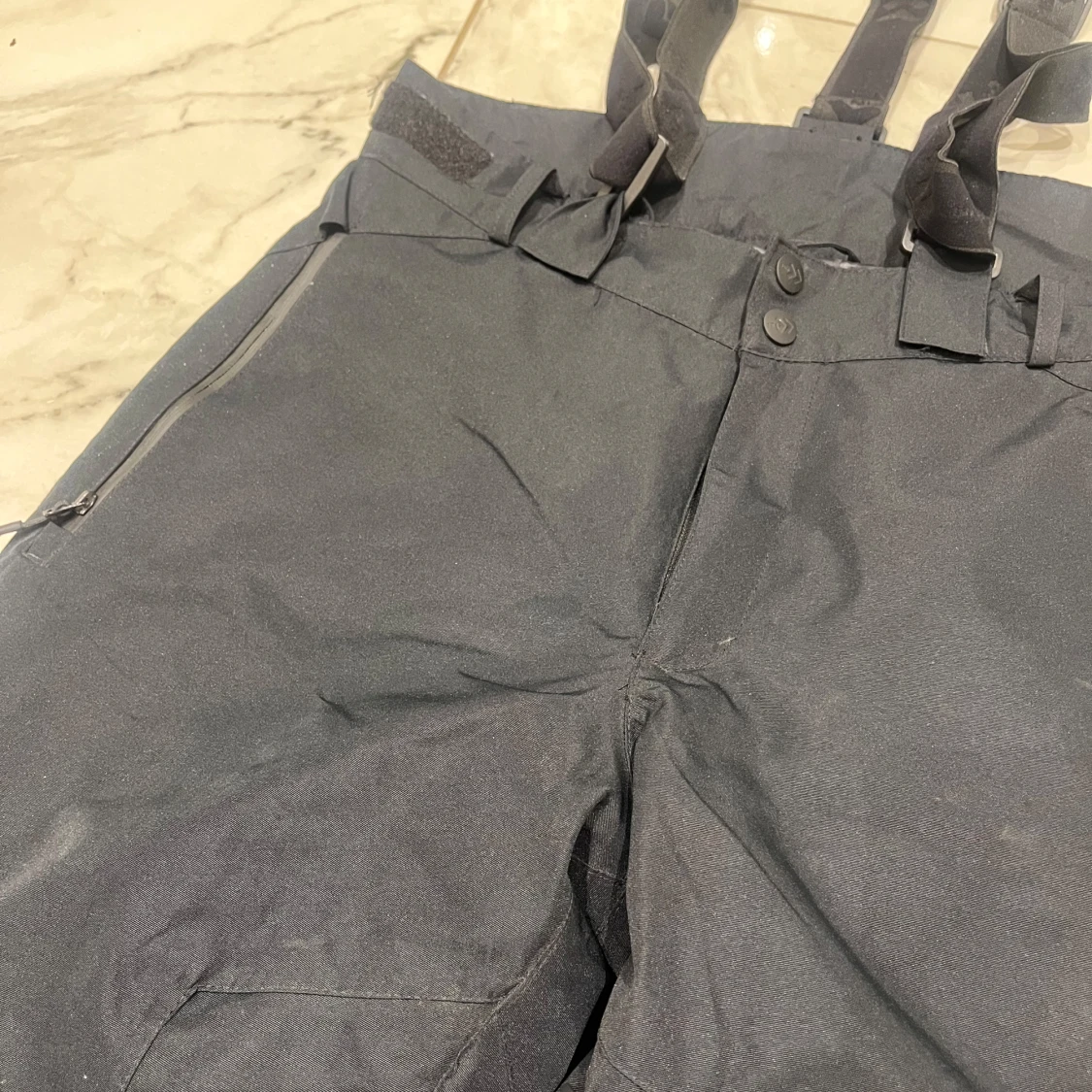 Svarta täckbyxor med hängslen - 2