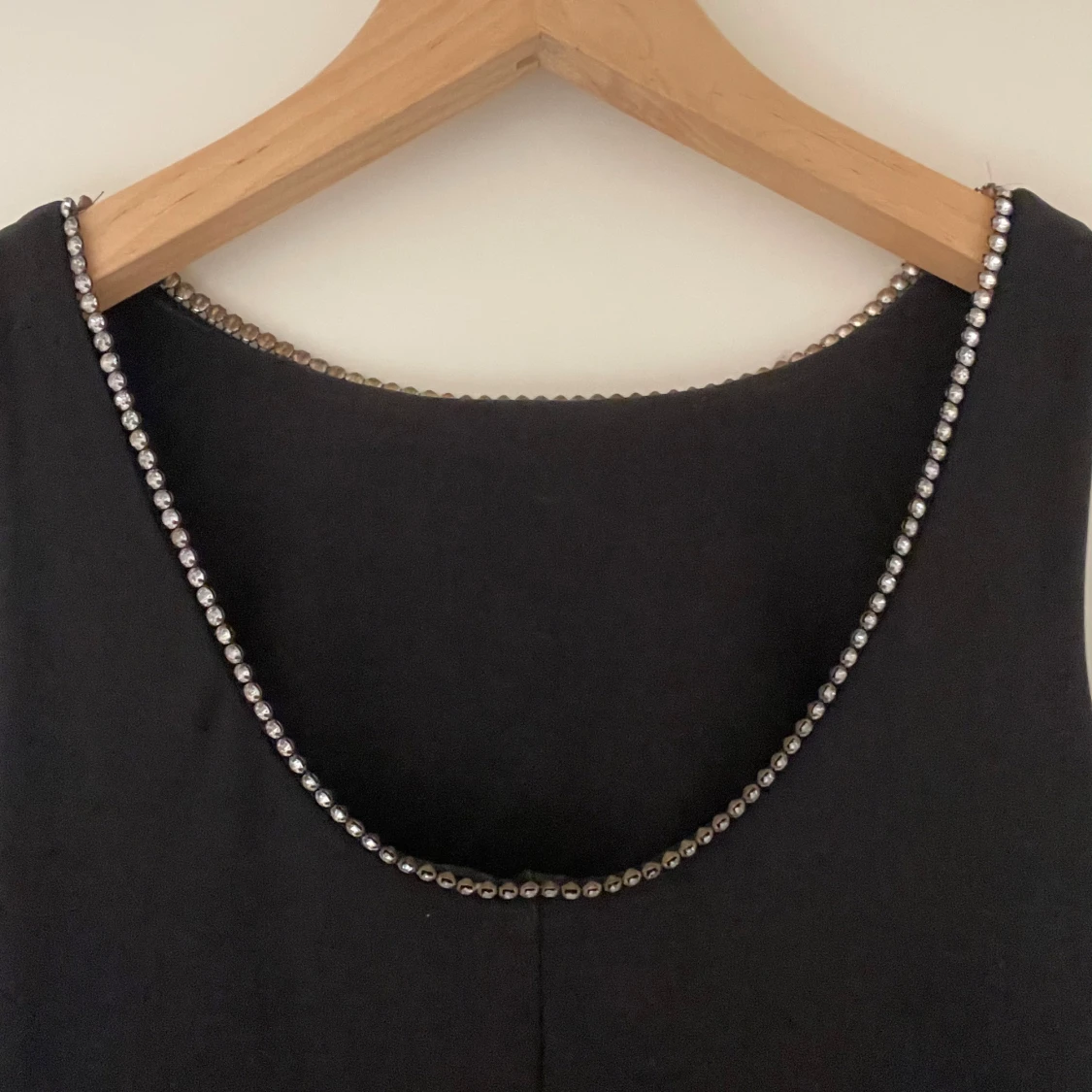 Svart långklänning med stendetalj - 3