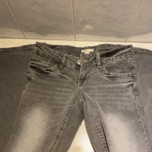 Låga grå jeans  - Jättefina gråa lågmidjade jeans från Gina, använt max 3 ggr💞 