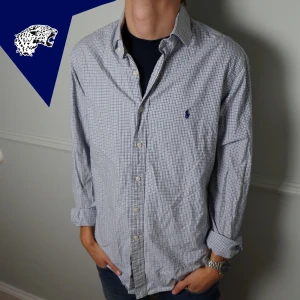 RALPH LAUREN SKJORTA  - Riktigt snygg skjorta från Ralph Lauren | Skick: 8.5/10 | Strl: M | Modellen är 182 | Hör av dig om du undrar någonting!