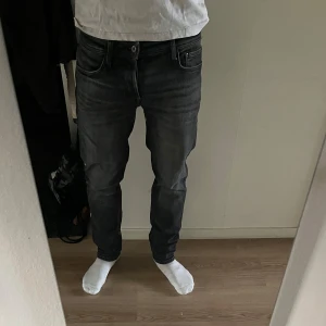 Svarta tapered jeans från Jack & Jones - Snygga svarta jeans från Jack & Jones med tapered passform. Jeansen har klassisk femficksdesign, svarta sömmar och en lätt tvättad look. Tillverkade i mjukt denimtyg som sitter skönt och ger en modern siluett.