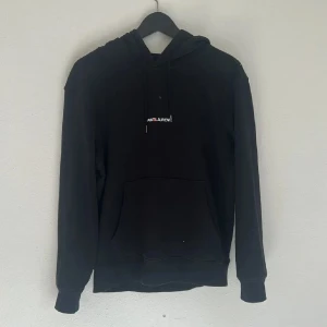 Svart hoodie från Saint Laurent - Svart hoodie från Saint Laurent. Den är smutsig på bilden men vi tvättar innan vi skickar iväg den! Skriv om ni har några frågor👍🏻