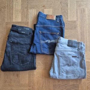 Nudie och Replay jeans - Säljer tre par jeans i storlek 32W 32L               Alla är I bra skick, framförallt de blåa som är i nytt skick!                                                       Alla jeansen kostar 1499kr men jeansen var för sig kostar 599kr styck