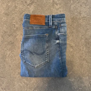 Jack & jones jeans - Snygga blå jeans från Jack & jones i nästintill nyskick, modellen är slim/glenn och storleken är 32/30, passar mig som vanligtvis har 30-31 i midjan. Skriv i dm vid intresse/frågor💫