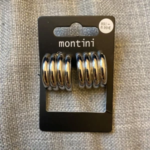 Örhängen från Montini - Säljer ett par silverörhängen från Montini. Varje örhängen är som fyra ringar som sitter ihop. Skriv gärna om du har frågor och läs helst min bio innan du köper💗
