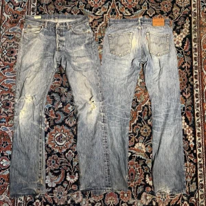 Vintage Levis 501 - Riktigt feta vintage Levis 501, dessa har åldrats riktigt snyggt och har ett coolt slitage vid bakfickan. De har en pytte liten färgfläck men de inget jag märkt förens nu.  Mått: Midja: 41cm  längd: 103cm Benöppning: 19cm